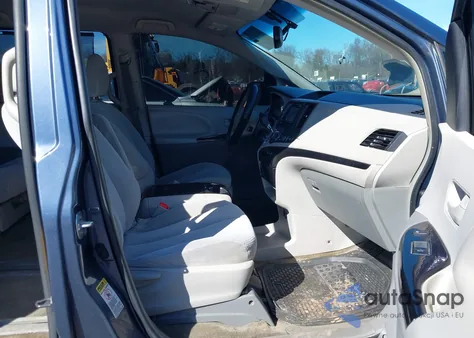 2014 Toyota Sienna Le V6 8 Passenger z USA, uszkodzony, nr VIN 5TDKK3DC0ES486810